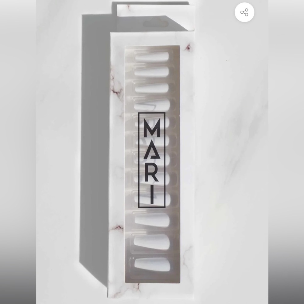Press on nails, Mari by Marsai